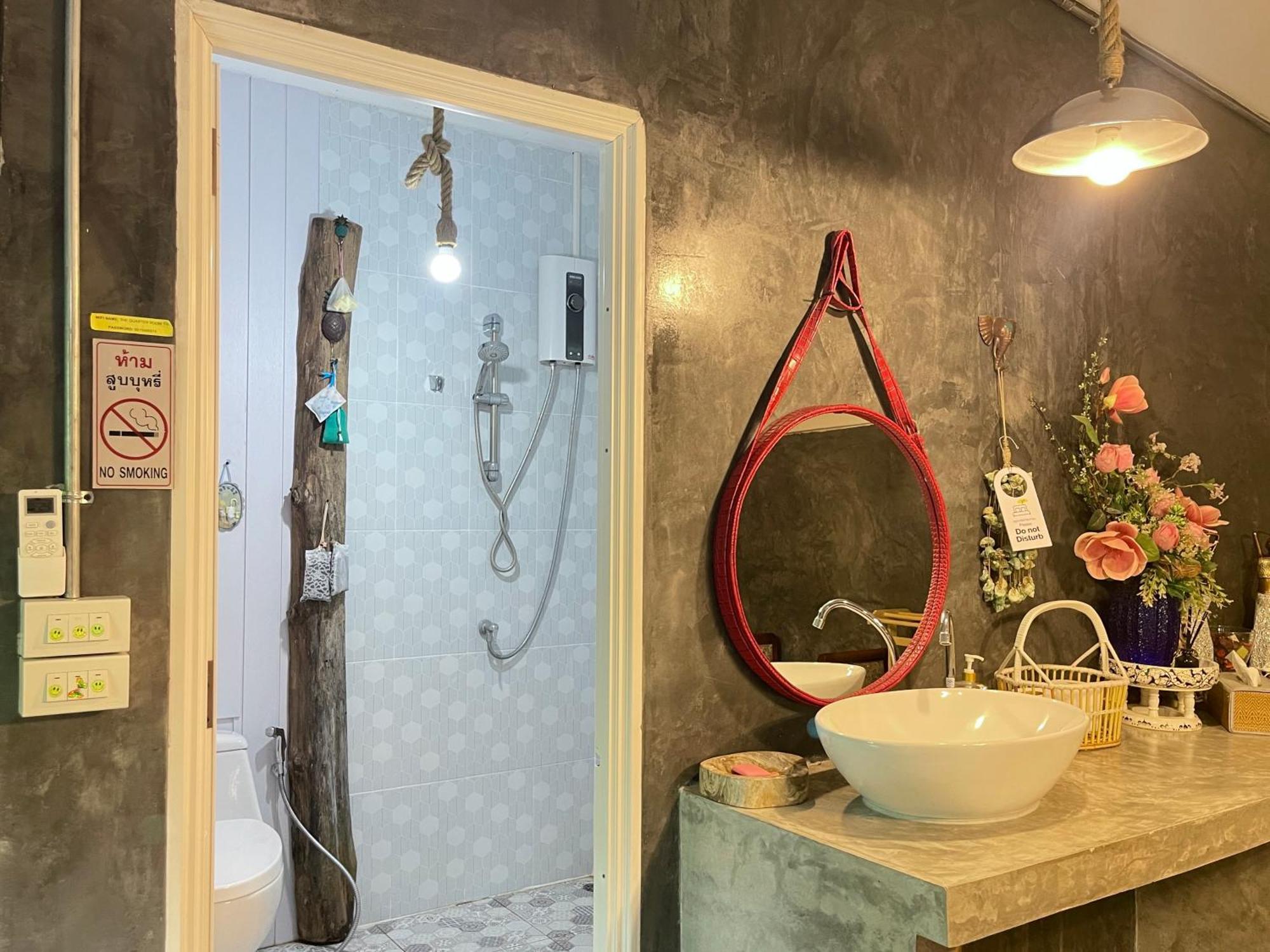The Quarter Wutthakat Apartment Банкок Стая снимка
