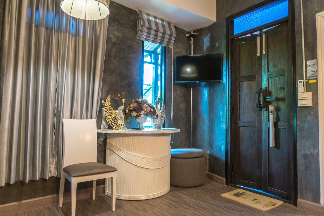 The Quarter Wutthakat Apartment Банкок Екстериор снимка